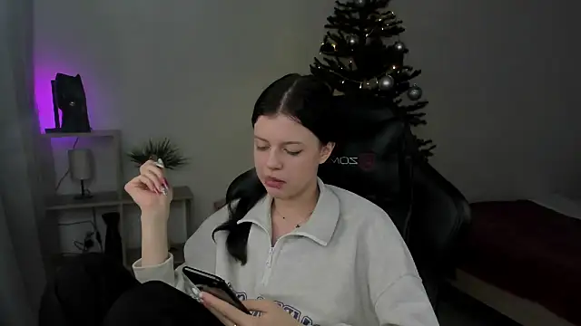 Snapshot of Este_Glen chatting on 12-21-24, 11:13 Este Glen online show from 12-21-24, 11:13