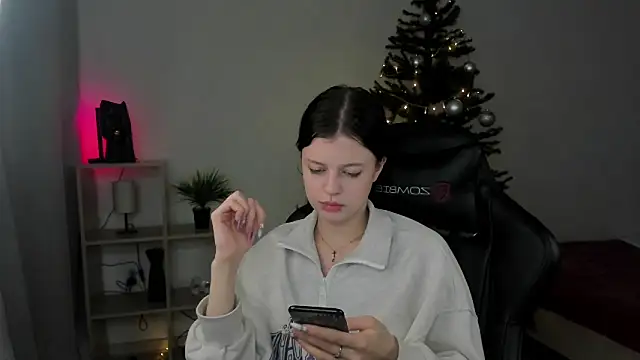 Snapshot of Este_Glen chatting on 12-22-24, 02:17 Este Glen online show from 12-22-24, 02:17