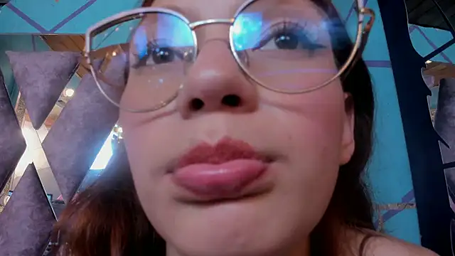 Snapshot of LARICSABLUE chatting on 02-25-25, 05:41 LARICSABLUE online show from 02-25-25, 05:41