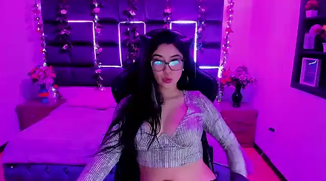 Lucy Anall  online show from 12-26-24, 11:03