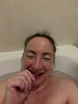 LouiseTswing online show from 01-08-25, 04:33