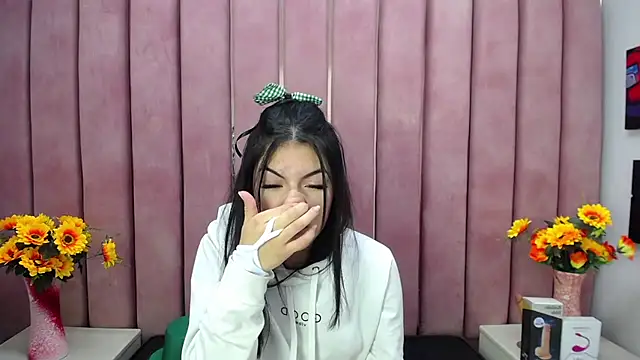 Snapshot of Poly_Sasha_ chatting on 03-18-25, 06:25 Poly Sasha online show from 03-18-25, 06:25