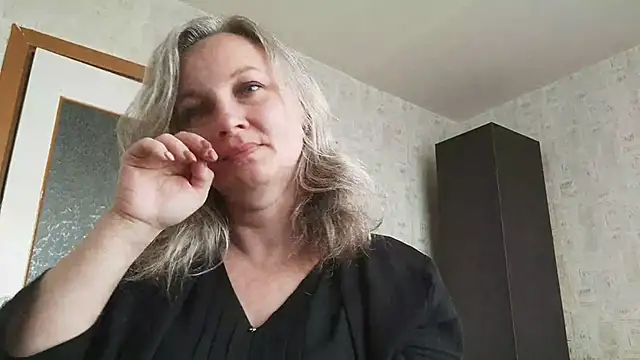 Snapshot of EdithManning chatting on 05-17-26, 05:27 EdithManning online show from 05-17-26, 05:27