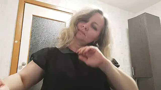 Snapshot of EdithManning chatting on 05-21-26, 06:04 EdithManning online show from 05-21-26, 06:04