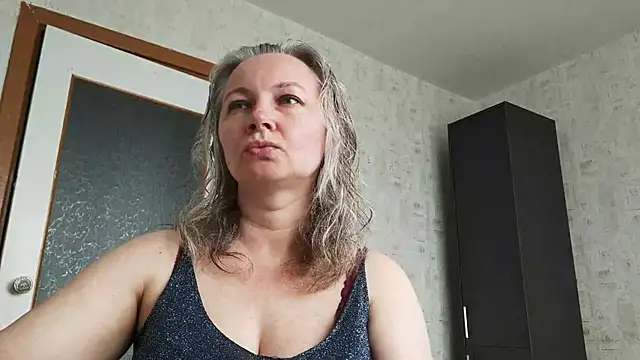 Snapshot of EdithManning chatting on 06-12-26, 05:39 EdithManning online show from 06-12-26, 05:39
