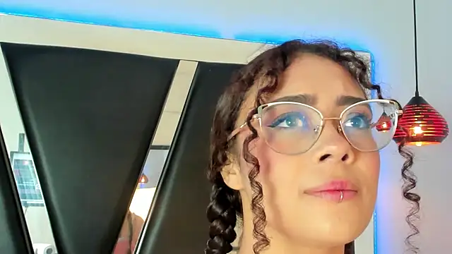 Snapshot of antonelllepiercee chatting on 03-05-25, 11:38 antonelllepiercee online show from 03-05-25, 11:38