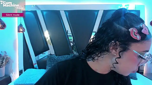 Snapshot of antonelllepiercee chatting on 09-11-25, 11:32 antonelllepiercee online show from 09-11-25, 11:32