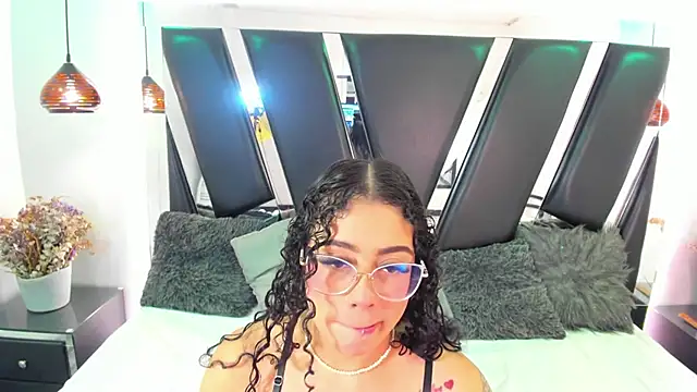 Snapshot of antonelllepiercee chatting on 11-23-25, 11:32 antonelllepiercee online show from 11-23-25, 11:32