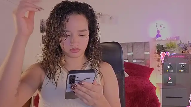 Snapshot of emilyrouxe chatting on 05-30-26, 04:37 emilyrouxe online show from 05-30-26, 04:37