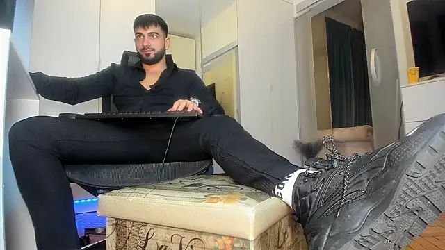 Snapshot of welcometo_hell chatting on 10-05-25, 10:57 welcometo hell online show from 10-05-25, 10:57