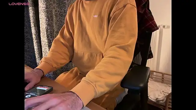 Snapshot of FrenchCamDog chatting on 01-09-25, 11:24 FrenchCamDog online show from 01-09-25, 11:24