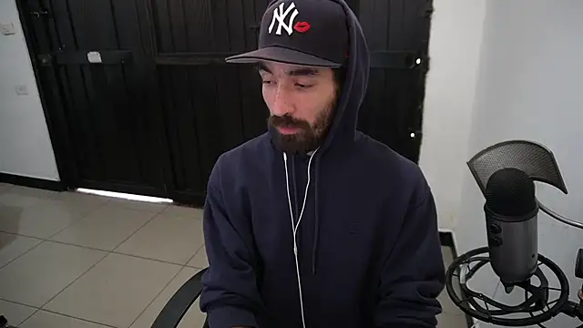 Snapshot of Your_Ice_cream chatting on 12-17-24, 03:39 Your Ice cream online show from 12-17-24, 03:39