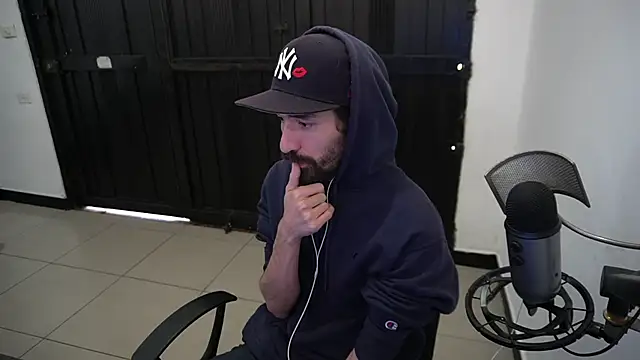 Snapshot of Your_Ice_cream chatting on 12-18-24, 02:38 Your Ice cream online show from 12-18-24, 02:38