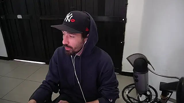 Snapshot of Your_Ice_cream chatting on 12-23-24, 01:03 Your Ice cream online show from 12-23-24, 01:03