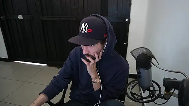 Snapshot of Your_Ice_cream chatting on 12-23-24, 04:06 Your Ice cream online show from 12-23-24, 04:06