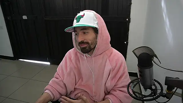 Snapshot of Your_Ice_cream chatting on 12-24-24, 08:38 Your Ice cream online show from 12-24-24, 08:38