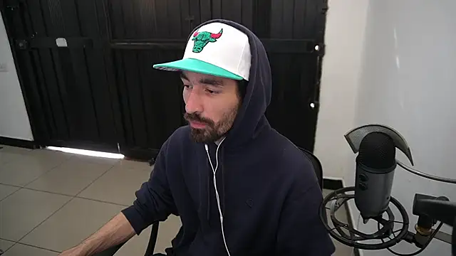 Snapshot of Your_Ice_cream chatting on 12-25-24, 08:17 Your Ice cream online show from 12-25-24, 08:17