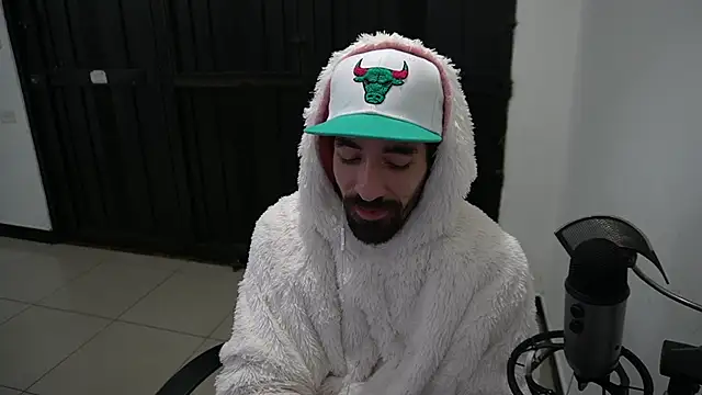 Snapshot of Your_Ice_cream chatting on 01-01-25, 03:45 Your Ice cream online show from 01-01-25, 03:45