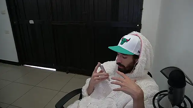 Snapshot of Your_Ice_cream chatting on 01-17-25, 06:23 Your Ice cream online show from 01-17-25, 06:23