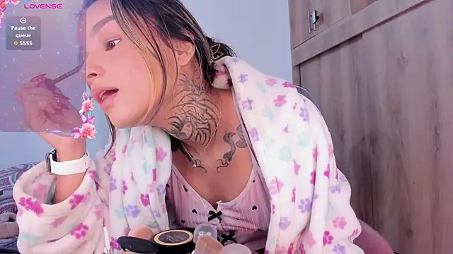 Snapshot of medussa13_ chatting on 11-14-25, 01:10 medussa13 online show from 11-14-25, 01:10