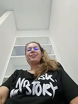 Snapshot of uber_babe chatting on 06-18-26, 04:24 uber babe online show from 06-18-26, 04:24