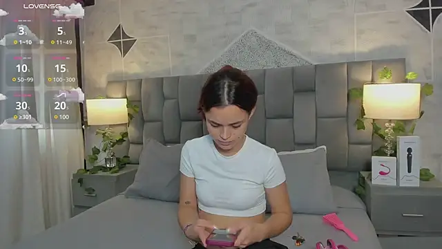 Snapshot of HannaRhodes chatting on 02-10-25, 01:33 HannaRhodes online show from 02-10-25, 01:33