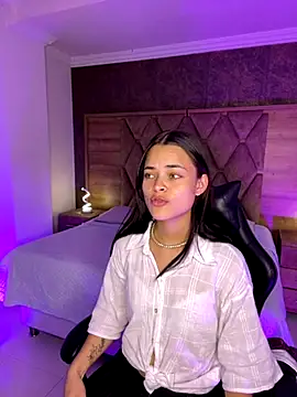 Snapshot of HannaRhodes chatting on 10-24-25, 03:08 HannaRhodes online show from 10-24-25, 03:08