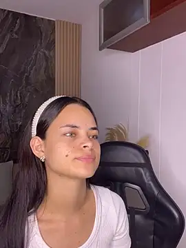 Snapshot of HannaRhodes chatting on 10-26-25, 12:55 HannaRhodes online show from 10-26-25, 12:55