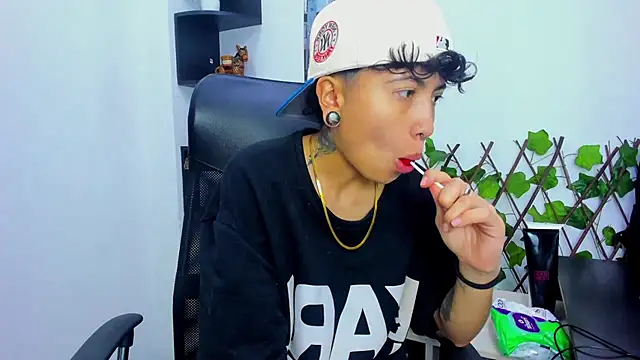 Snapshot of Im_Mathias chatting on 11-08-25, 04:23 Im Mathias online show from 11-08-25, 04:23