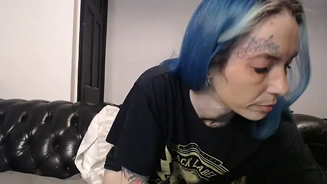 Snapshot of RavenryderUK chatting on 01-21-25, 08:00 RavenryderUK online show from 01-21-25, 08:00