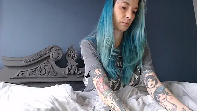 Snapshot of RavenryderUK chatting on 01-28-25, 10:45 RavenryderUK online show from 01-28-25, 10:45