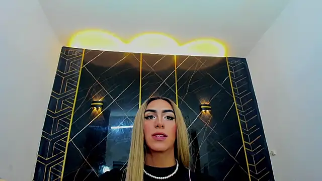 Snapshot of Isabella_stanford2 chatting on 02-25-25, 01:17 Isabella stanford2 online show from 02-25-25, 01:17