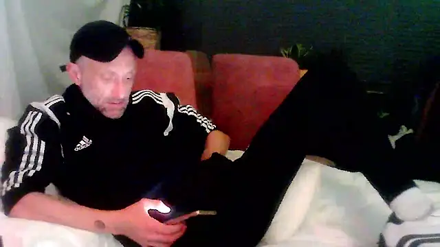 Snapshot of unclestefansdick chatting on 09-25-25, 12:58 unclestefansdick online show from 09-25-25, 12:58