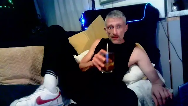 Snapshot of unclestefansdick chatting on 09-28-25, 12:05 unclestefansdick online show from 09-28-25, 12:05