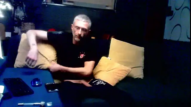 Snapshot of unclestefansdick chatting on 09-30-25, 08:47 unclestefansdick online show from 09-30-25, 08:47