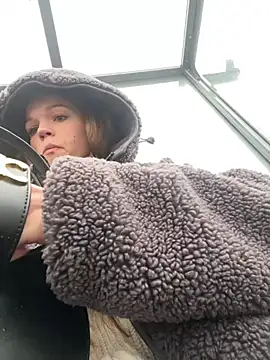 Snapshot of KitteCat chatting on 12-25-24, 11:43 KitteCat online show from 12-25-24, 11:43