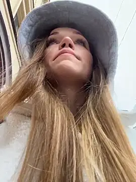 Snapshot of KitteCat chatting on 10-04-25, 07:39 KitteCat online show from 10-04-25, 07:39