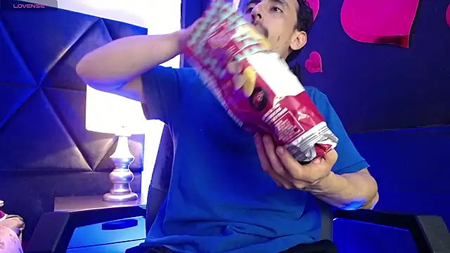 Snapshot of Sr_Magnus_ chatting on 02-28-25, 11:47 Sr Magnus online show from 02-28-25, 11:47