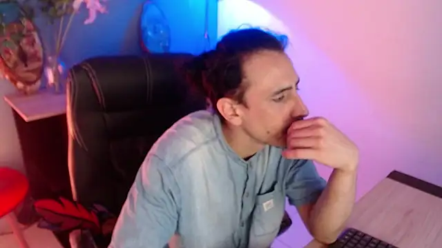 Snapshot of Sr_Magnus_ chatting on 03-19-25, 04:36 Sr Magnus online show from 03-19-25, 04:36