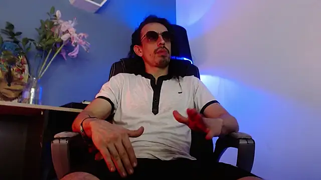 Snapshot of Sr_Magnus_ chatting on 03-19-25, 10:44 Sr Magnus online show from 03-19-25, 10:44