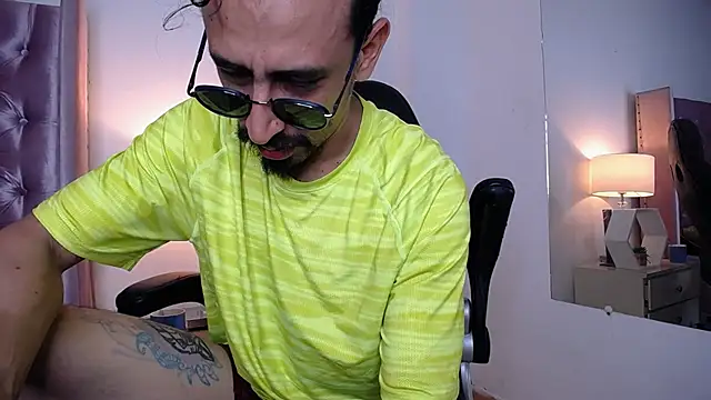 Snapshot of Sr_Magnus_ chatting on 09-25-25, 06:39 Sr Magnus online show from 09-25-25, 06:39