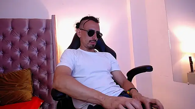 Snapshot of Sr_Magnus_ chatting on 10-06-25, 07:17 Sr Magnus online show from 10-06-25, 07:17