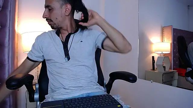 Snapshot of Sr_Magnus_ chatting on 10-21-25, 08:04 Sr Magnus online show from 10-21-25, 08:04