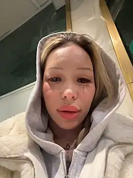 Snapshot of babydolll chatting on 10-19-25, 11:22 babydolll online show from 10-19-25, 11:22