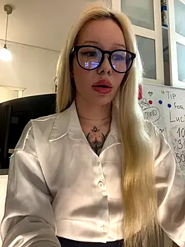 Snapshot of babydolll chatting on 11-14-25, 01:32 babydolll online show from 11-14-25, 01:32