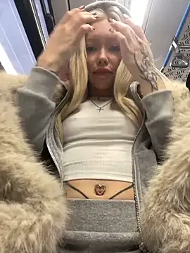 Snapshot of babydolll chatting on 11-25-25, 01:11 babydolll online show from 11-25-25, 01:11