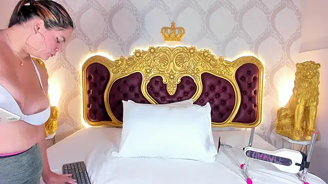 Snapshot of KendralHolson chatting on 10-08-25, 04:54 KendralHolson online show from 10-08-25, 04:54