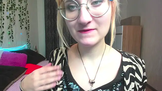 Miss Elsa  online show from 12-23-24, 02:56