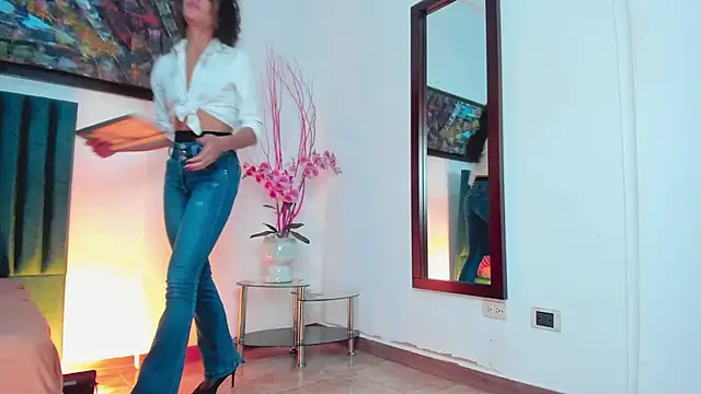 Snapshot of AntonellaHall_ chatting on 03-22-25, 09:42 AntonellaHall online show from 03-22-25, 09:42