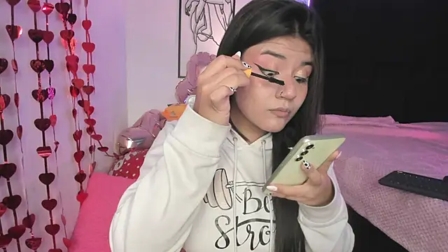 Snapshot of DesireSweet chatting on 02-18-25, 01:43 DesireSweet online show from 02-18-25, 01:43